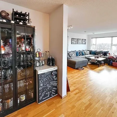Apartment Family Friendly Close To Golden Circle And To Central!